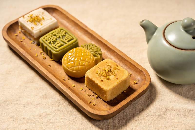 中秋月饼与青瓷茶壶图片