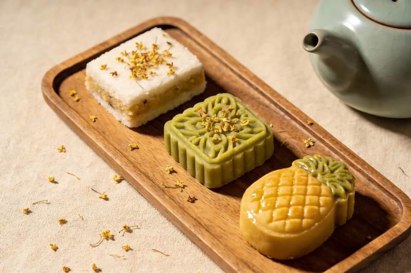 中式糕点摆盘精美茶具相伴图片