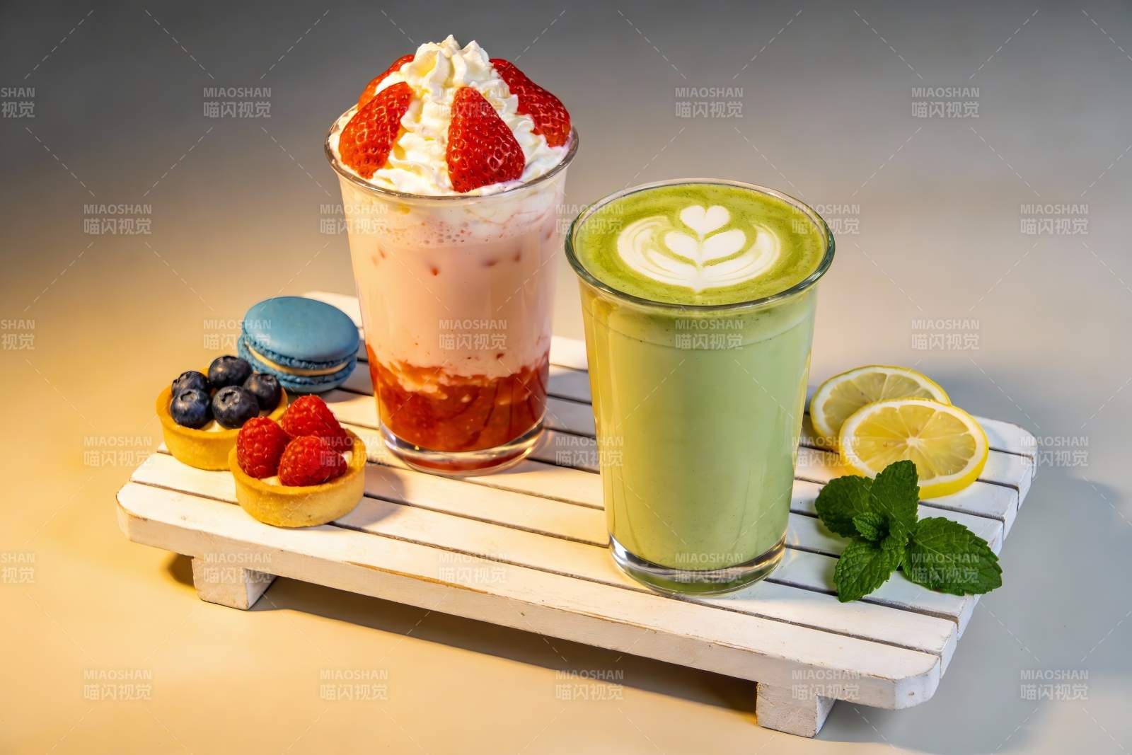 双杯饮品与甜点摆盘图片