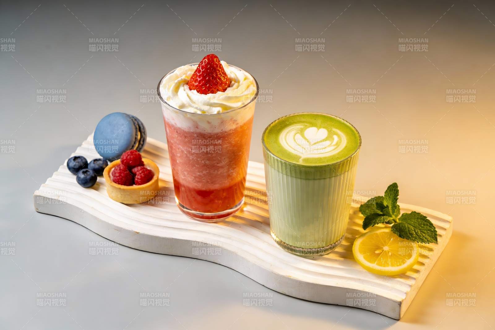两杯饮品搭配甜点水果图片