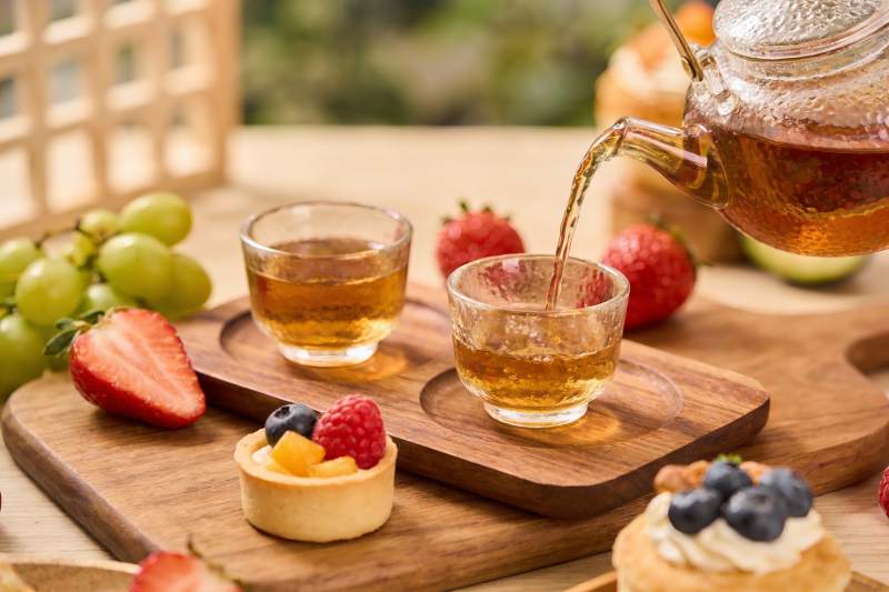 茶饮与甜点的精致摆盘图片