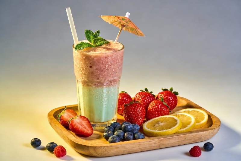 缤纷水果奶昔与新鲜浆果图片