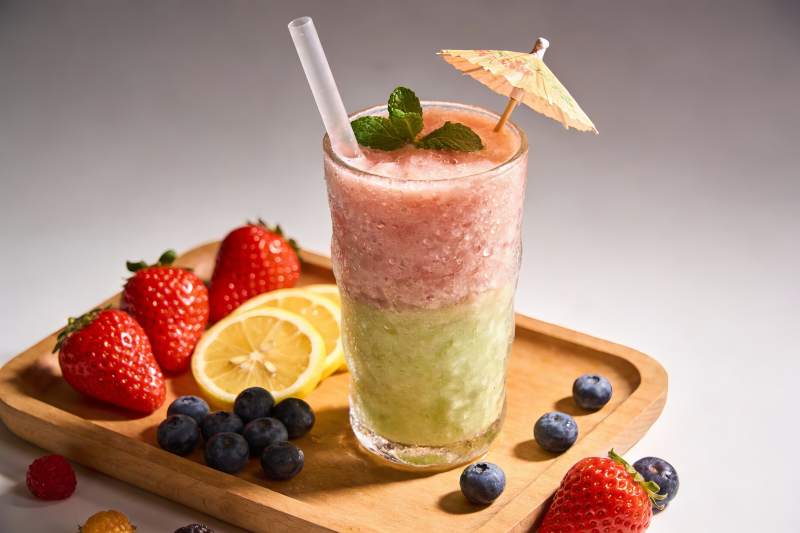 双层水果冰沙配新鲜浆果图片