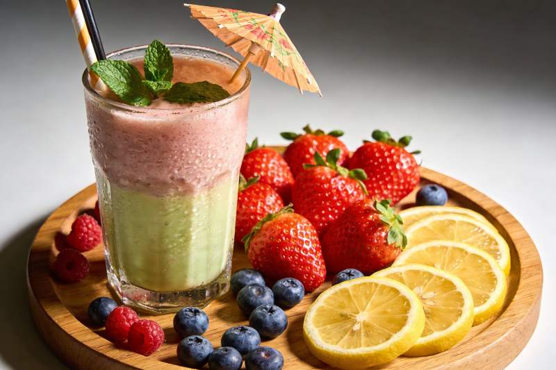 双层水果奶昔配新鲜浆果图片