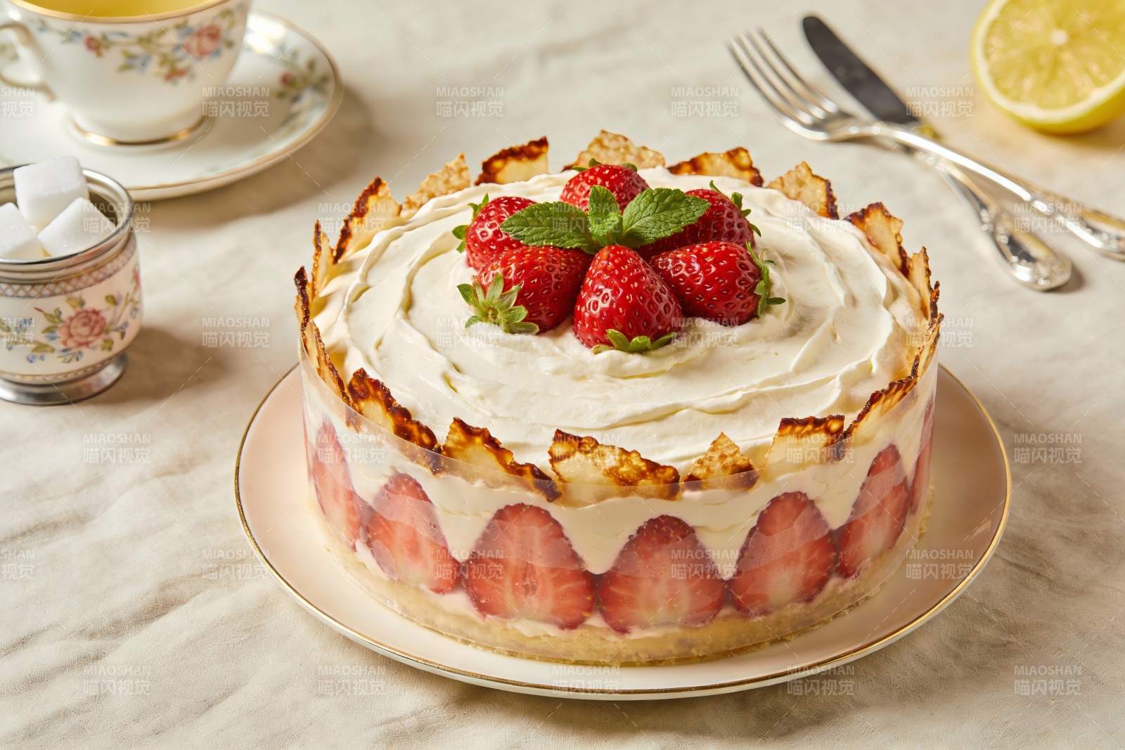草莓奶油蛋糕配茶点图片