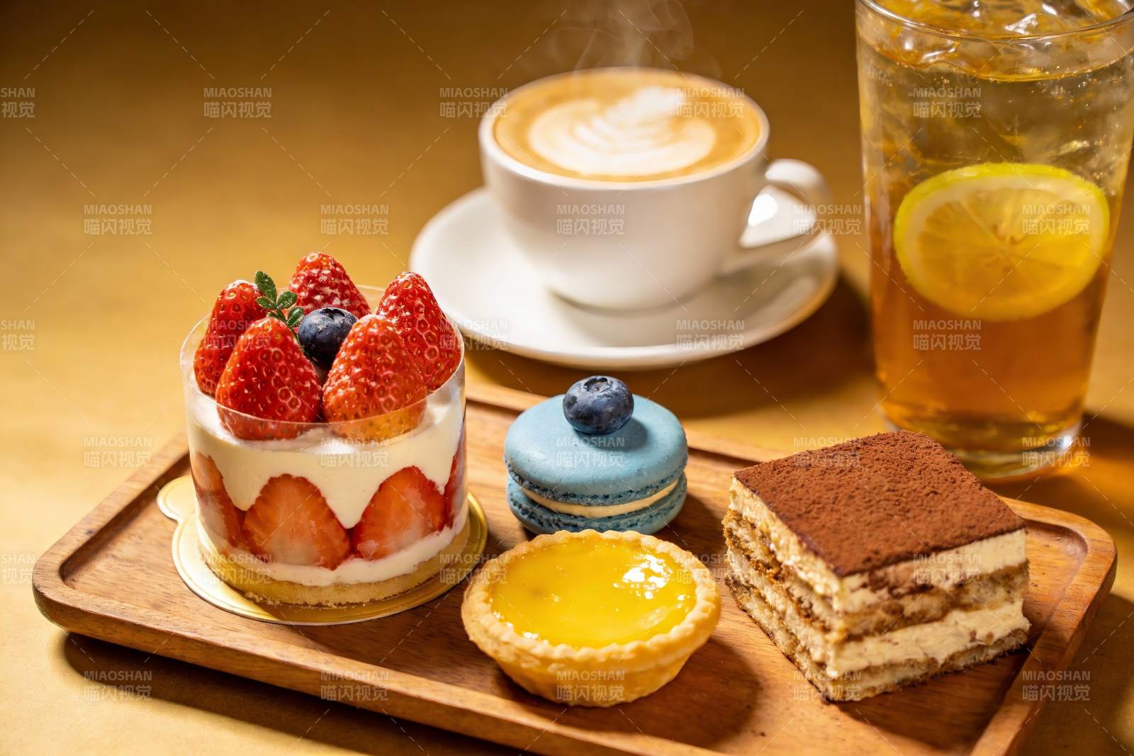 精致甜品与饮品摆盘图片