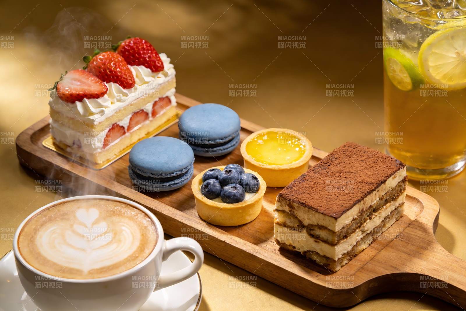 精致甜点与咖啡摆盘图片
