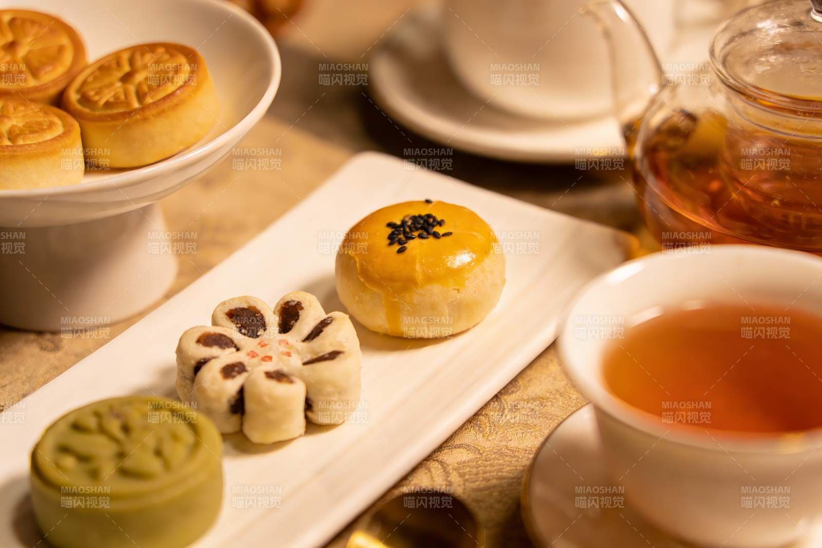 中秋月饼与茶点精美摆盘图片