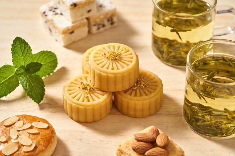 中秋糕点与茶饮精美摆盘图片