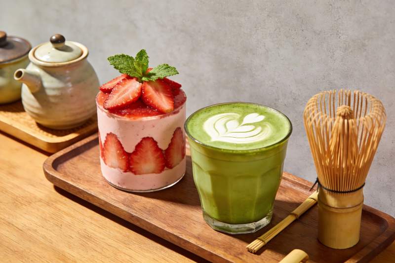 抹茶草莓甜品与茶具摆盘图片