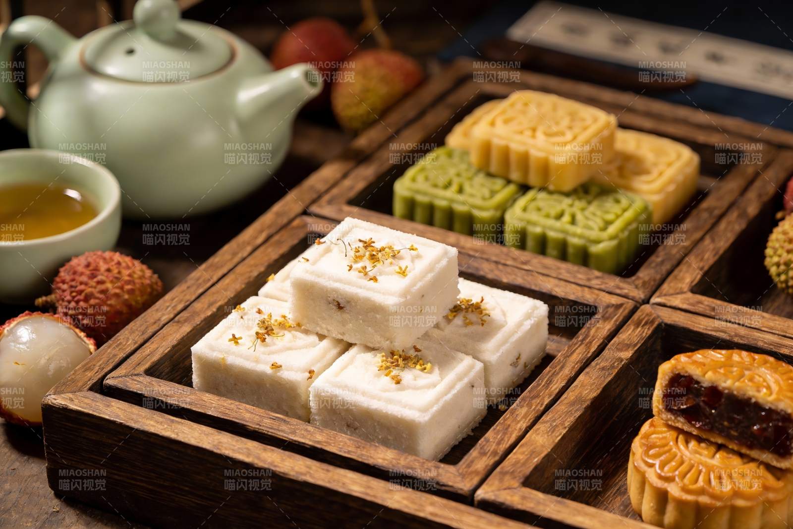 中秋月饼与荔枝茶点摆盘图片
