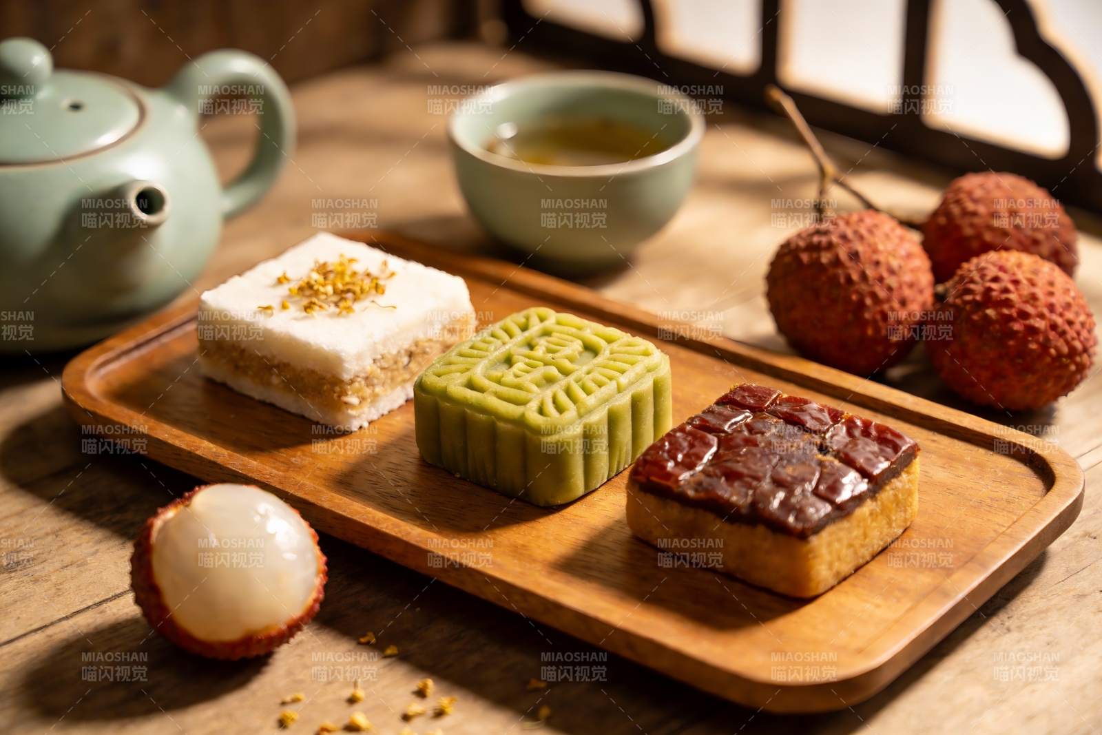 中秋月饼与荔枝茶点图片