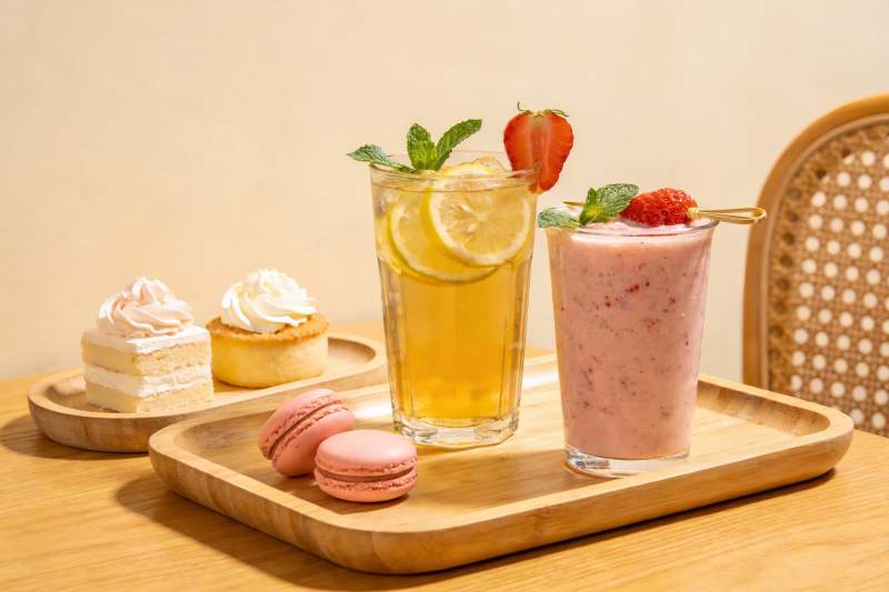 精致甜品与饮品摆盘图片