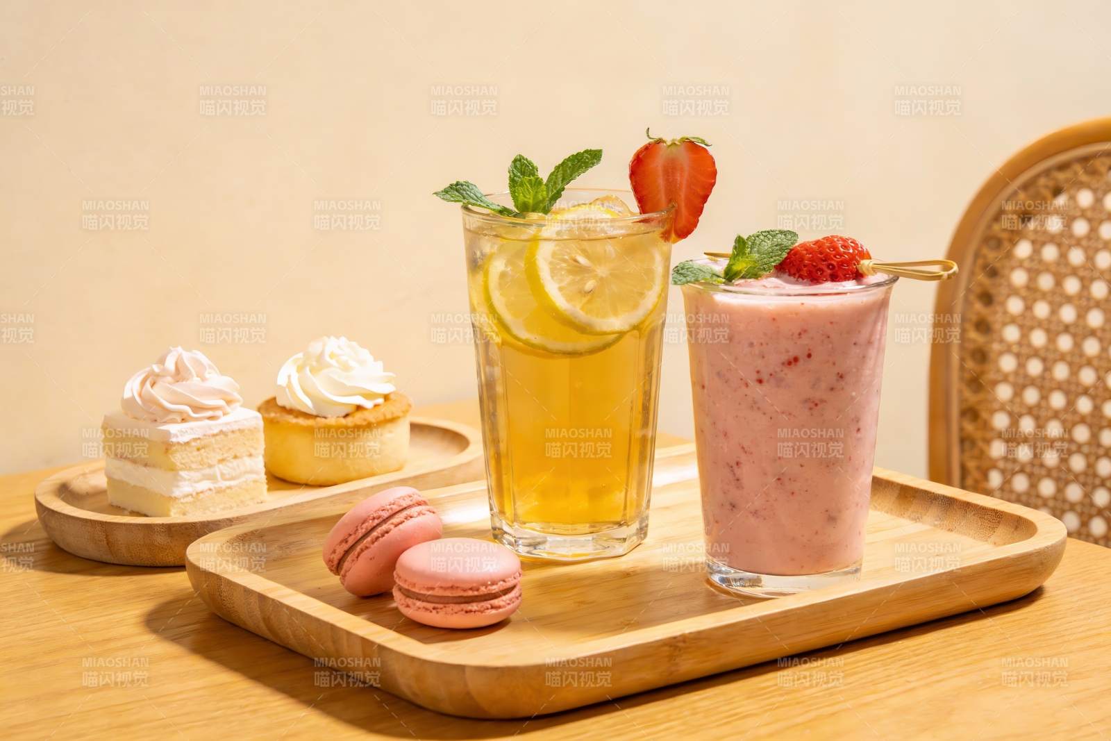 精致甜品与饮品摆盘图片