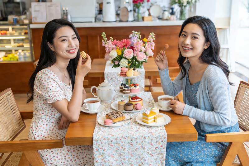 两位女士在咖啡馆享用甜点图片