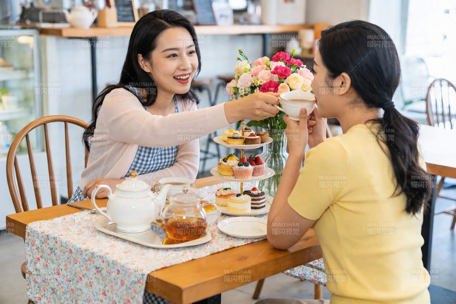两位女士在咖啡馆享用下午茶图片