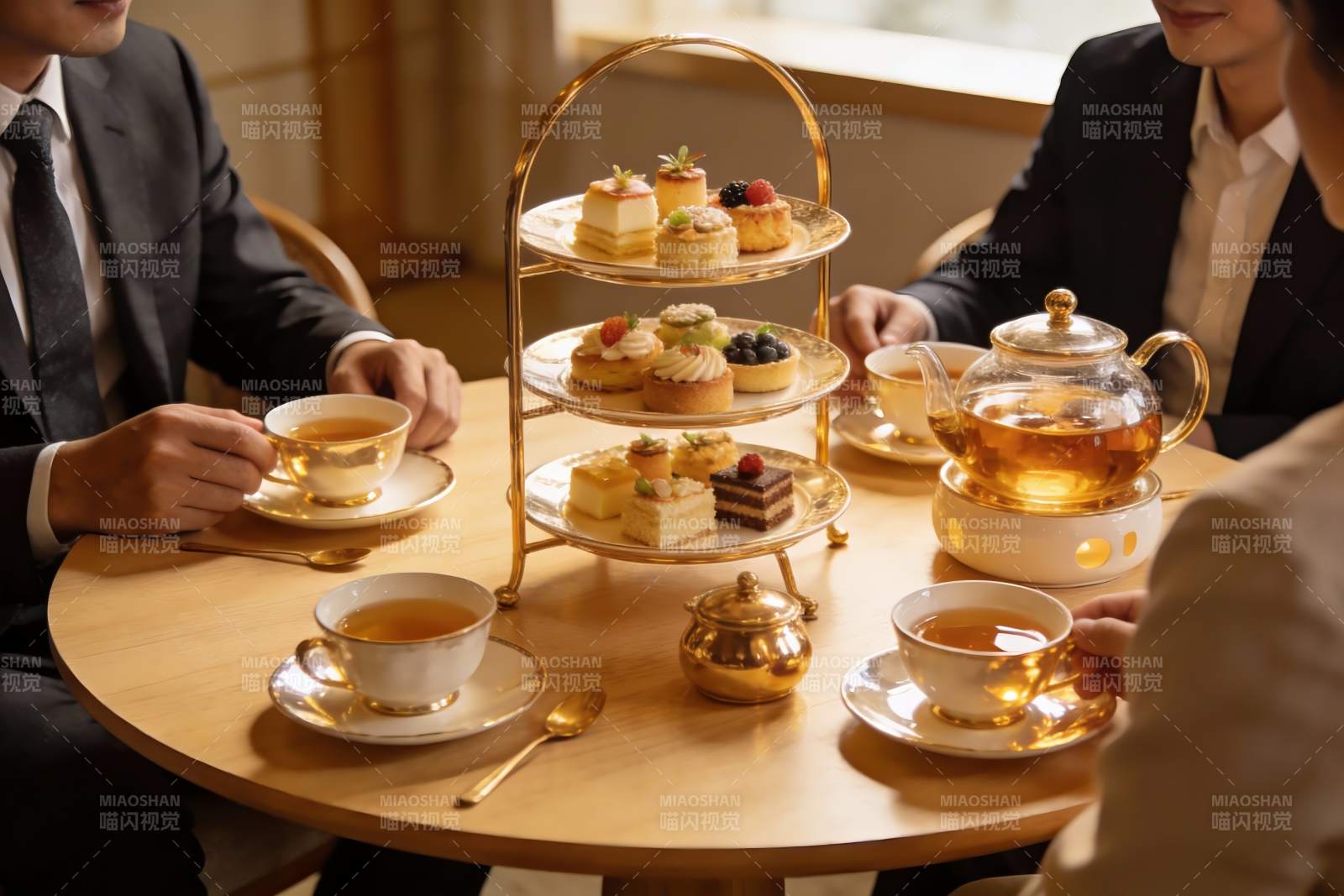 商务人士下午茶聚餐图片