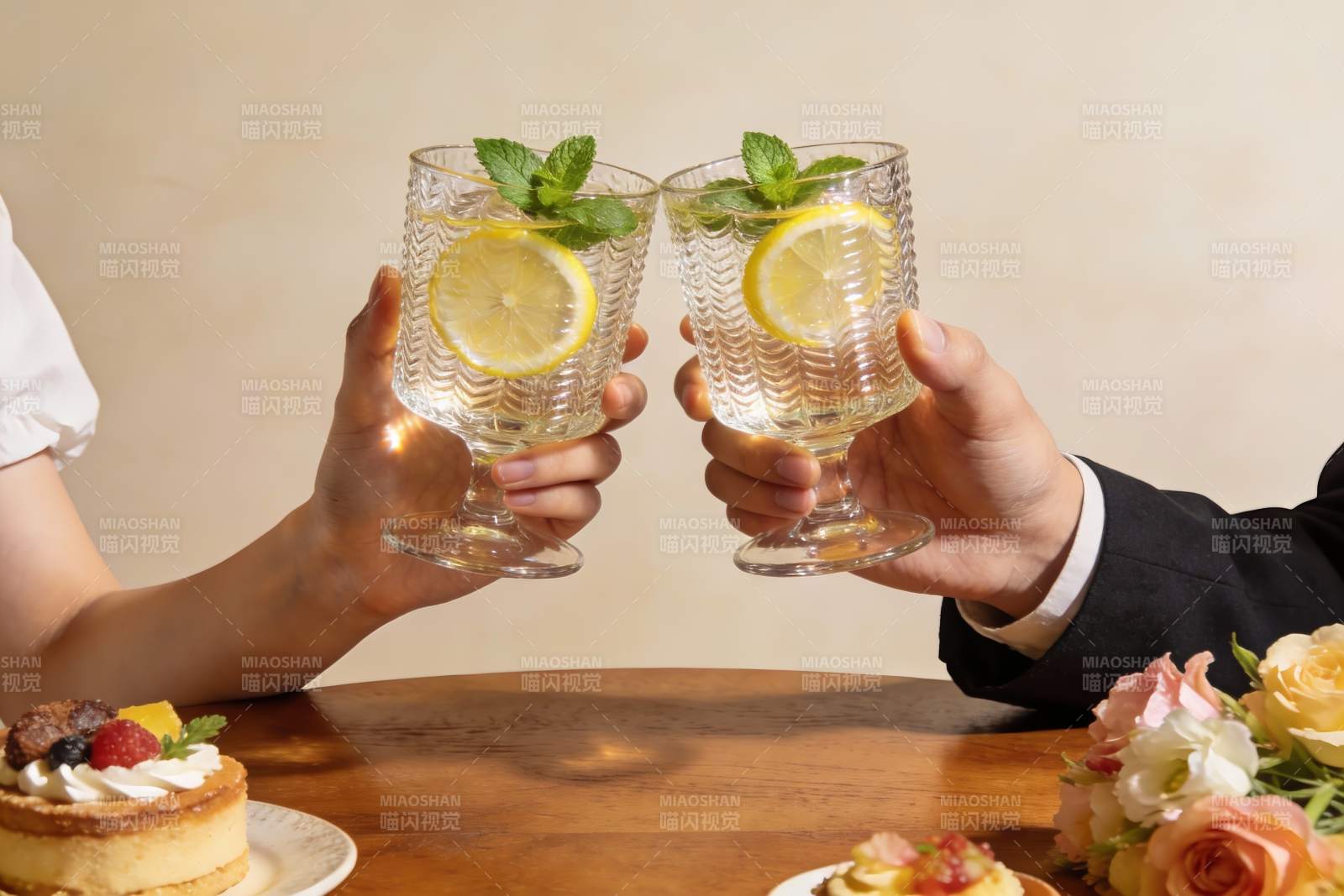 情侣举杯柠檬饮品庆祝图片