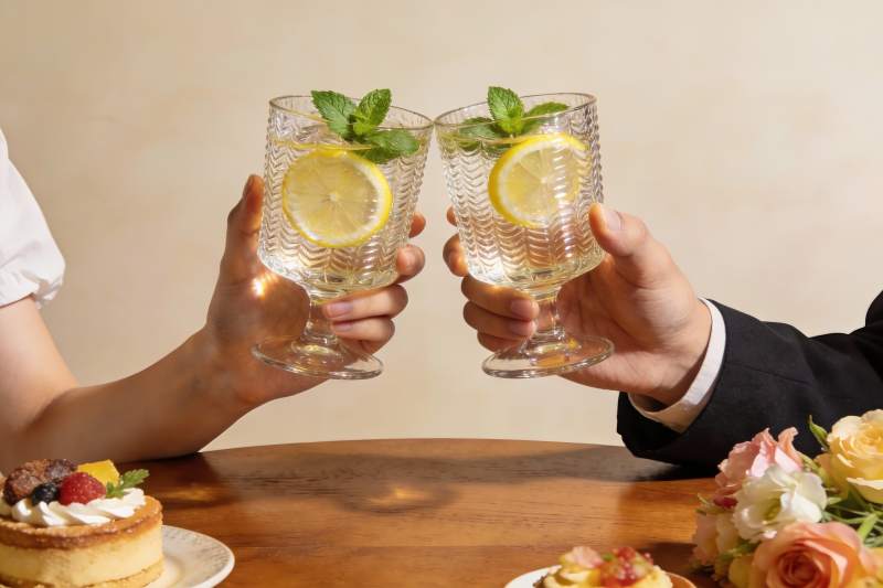 情侣举杯柠檬饮品庆祝图片
