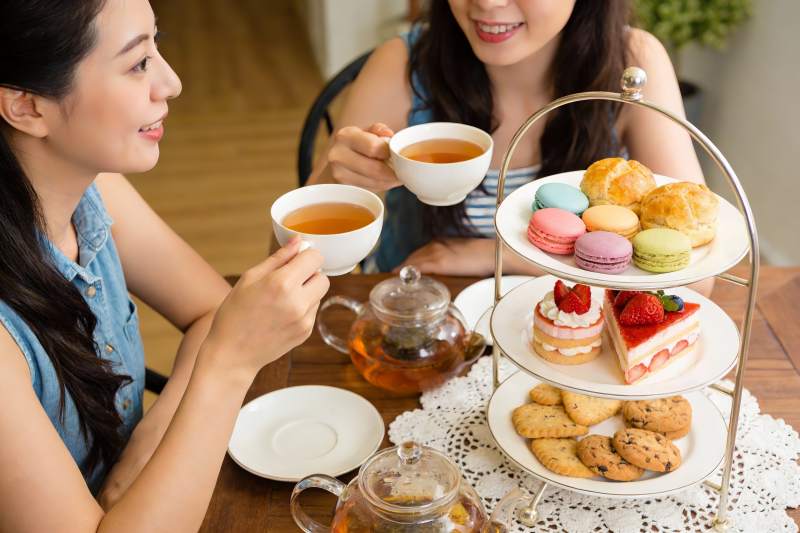 两位女士享用下午茶点心图片