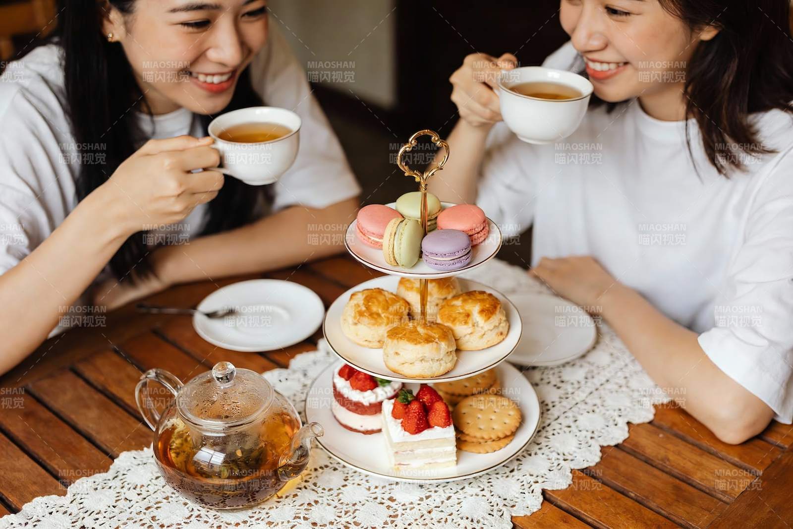 两位女士享用下午茶时光图片
