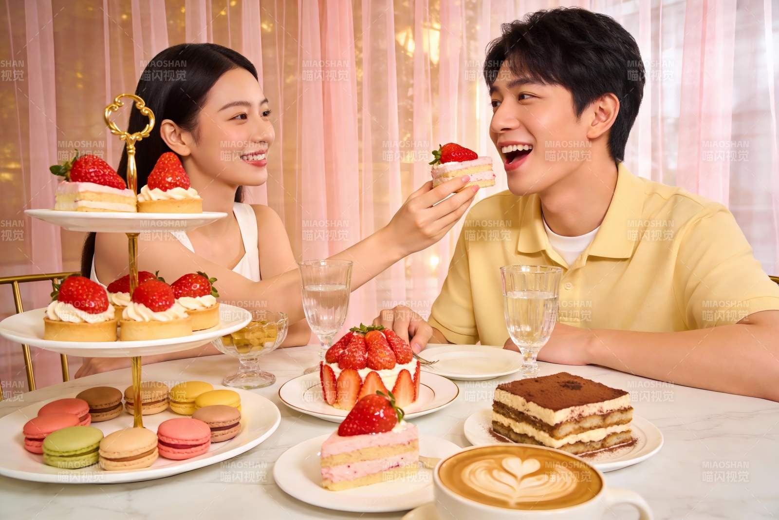 情侣共享甜点时光图片