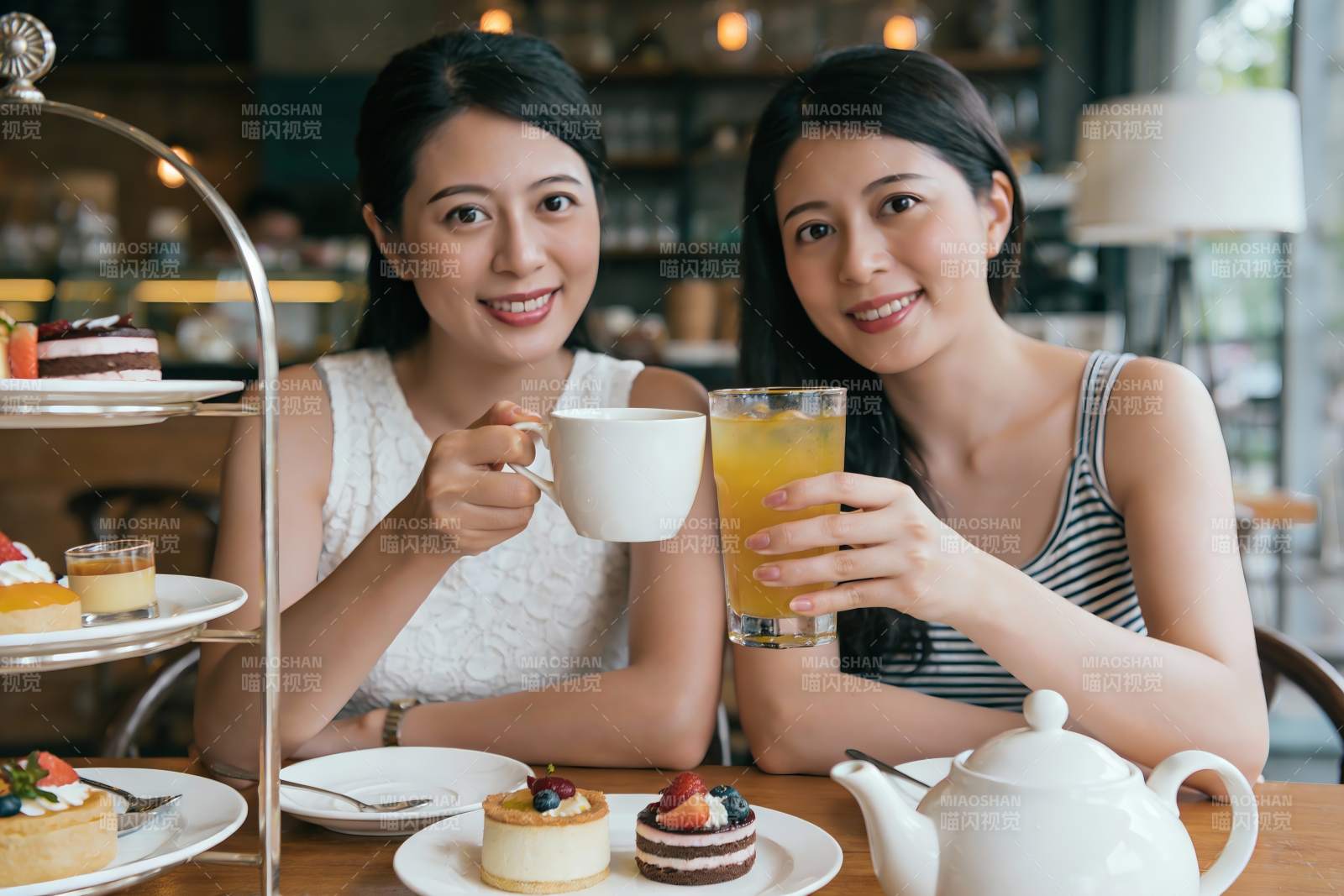 两位女士在咖啡馆享用下午茶图片