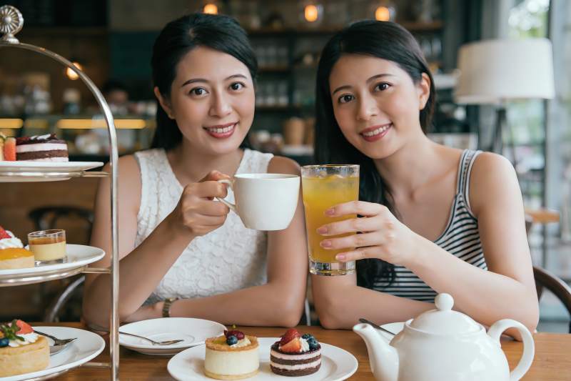 两位女士在咖啡馆享用下午茶图片