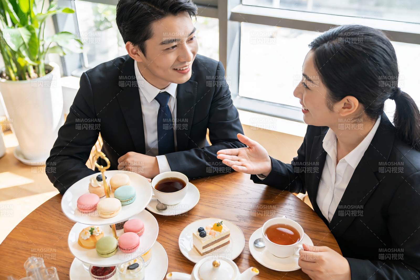 商务人士咖啡厅轻松交谈图片