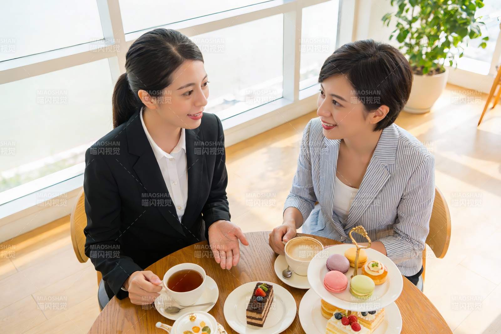 商务女性咖啡厅交谈图片