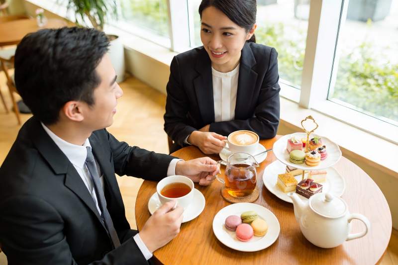 商务人士咖啡厅茶歇交流图片