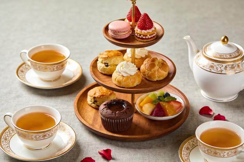 精致下午茶点心与茶具摆盘图片