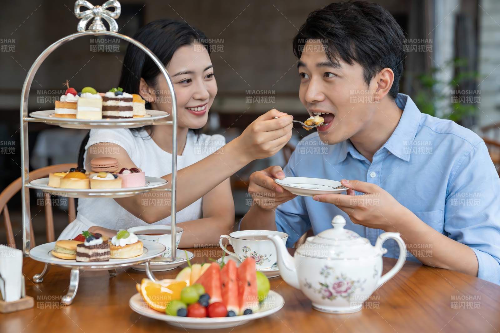 情侣下午茶甜蜜互动图片