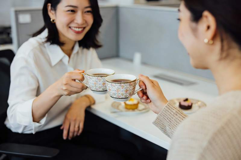 办公室茶歇两人碰杯图片