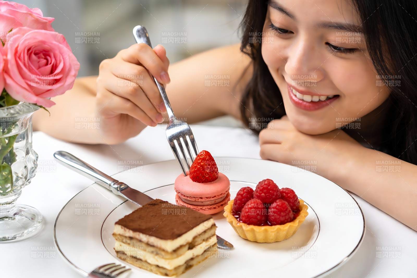 女子享用精致甜点的温馨瞬间图片