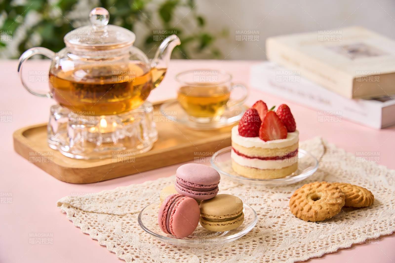 精致下午茶甜点与茶具摆拍图片