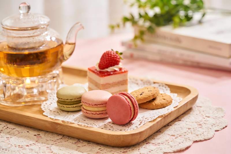 精致下午茶甜点与茶具图片