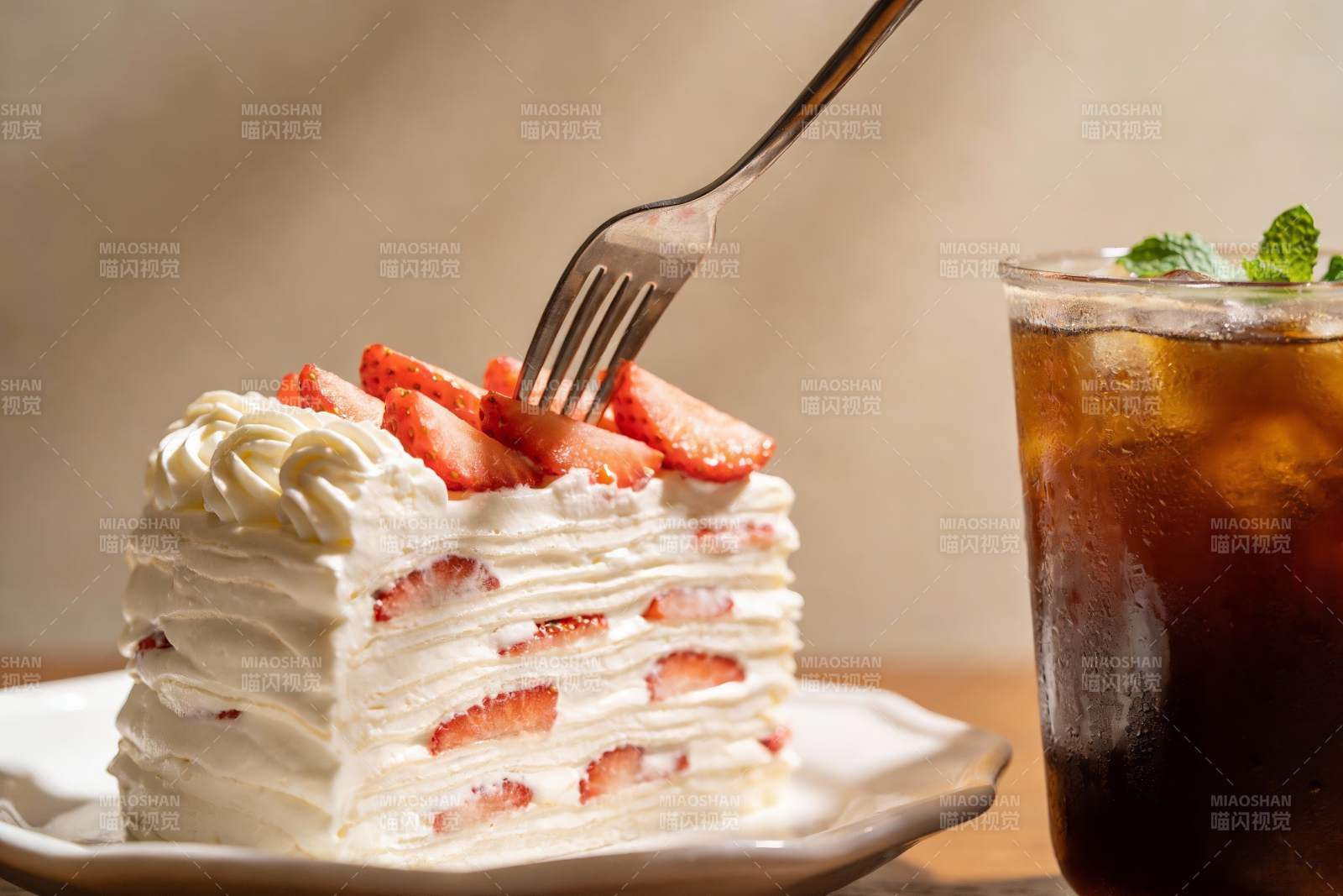 草莓千层蛋糕配冰饮图片