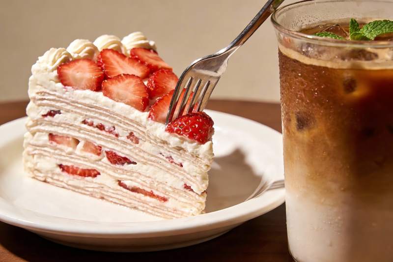 草莓千层蛋糕配冰咖啡图片