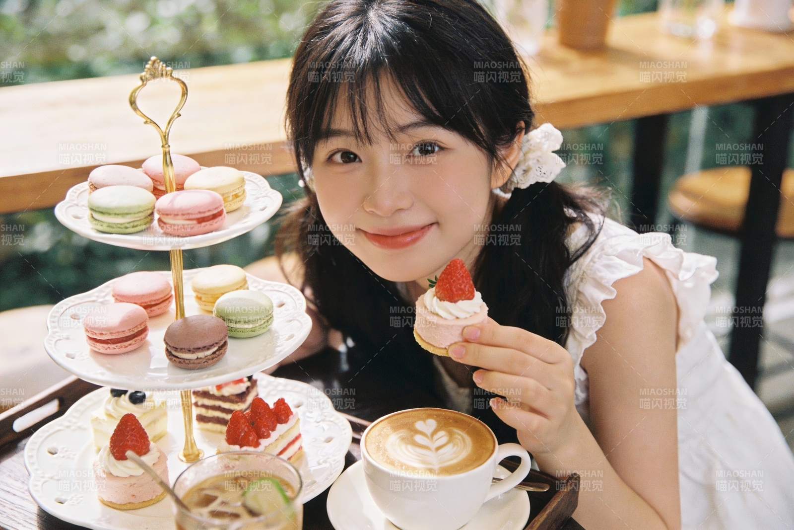 少女咖啡时光甜点特写图片
