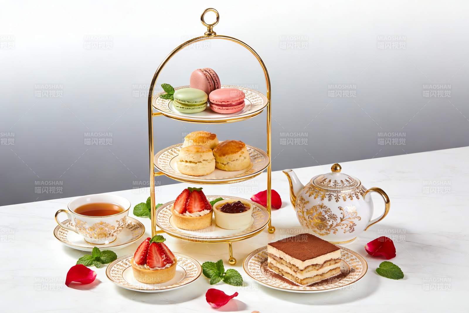 精致下午茶甜点与茶具摆盘图片
