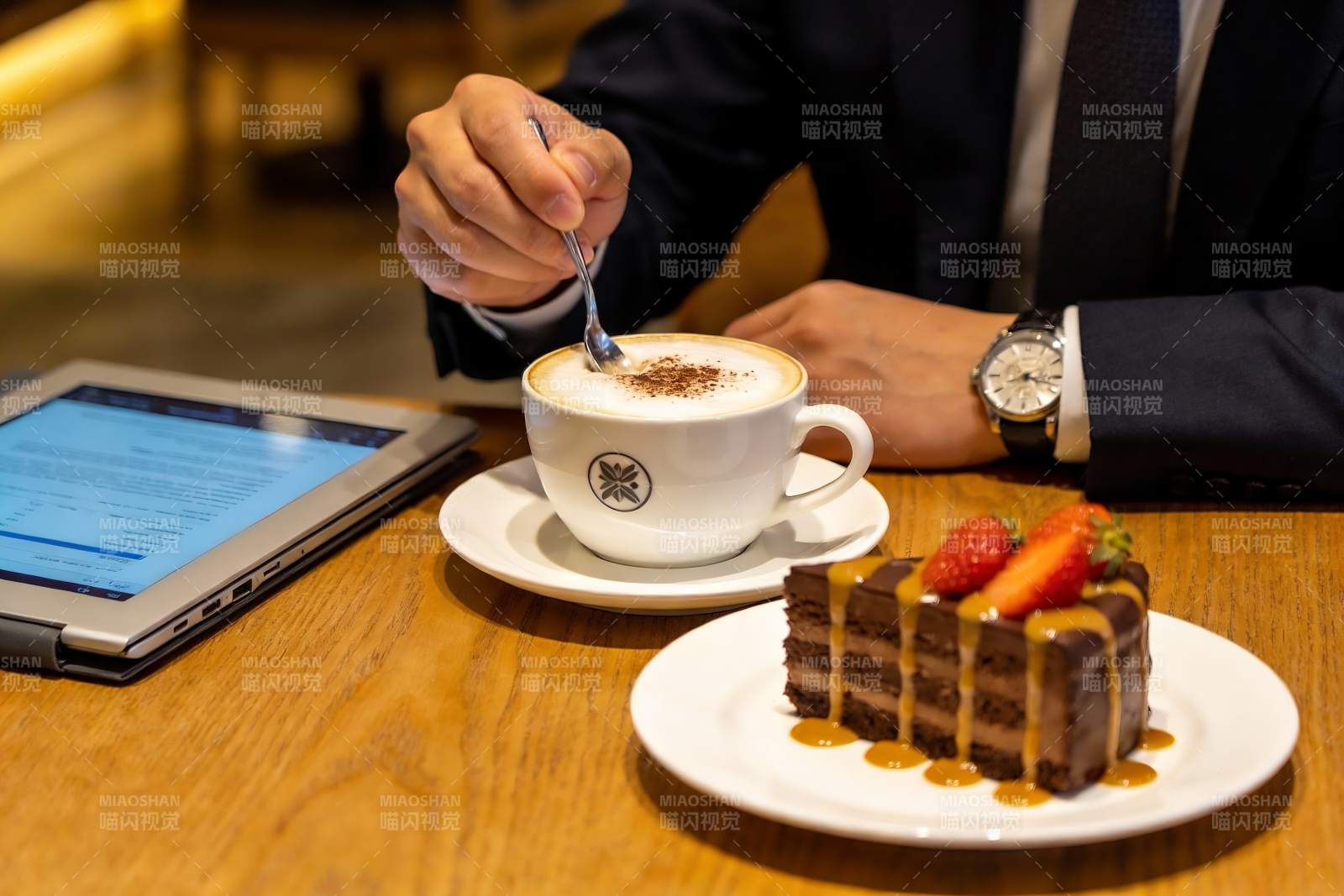 商务人士咖啡甜点休闲时光图片