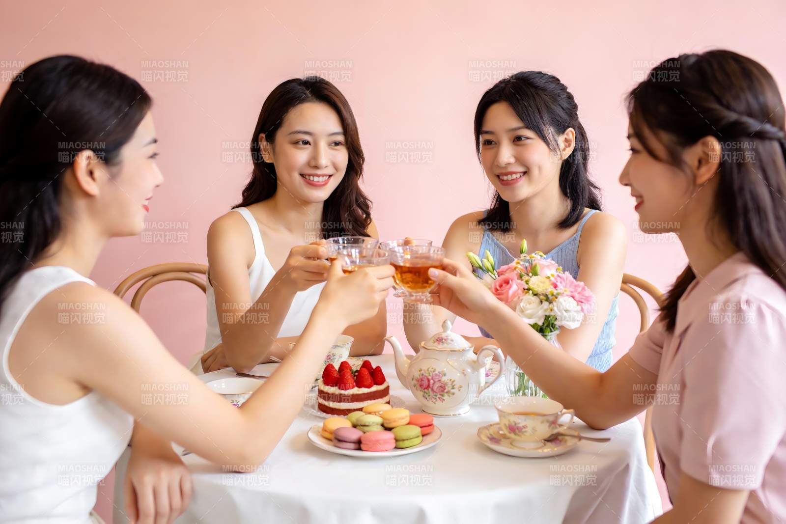 四位女士茶会举杯欢聚图片