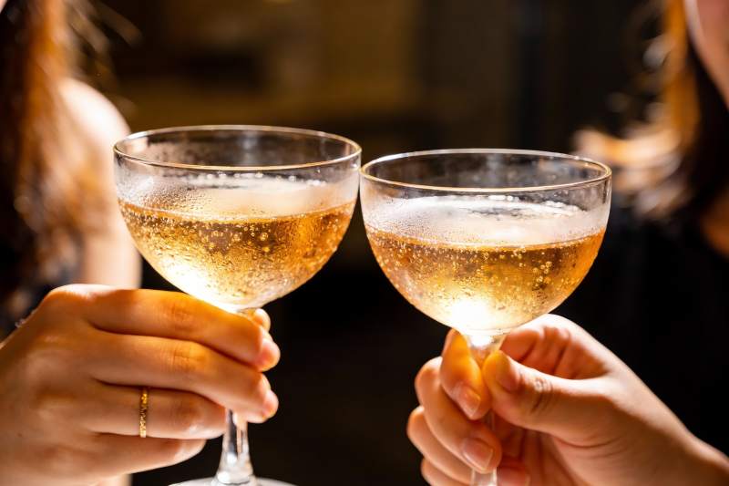 双手举杯碰杯庆祝图片