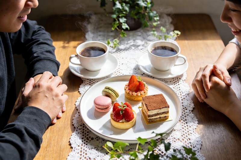 两人咖啡甜点约会图片