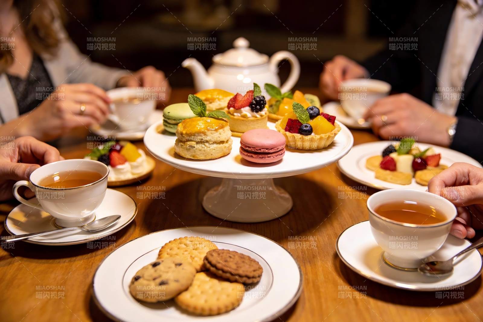 下午茶时光甜点与茶杯图片