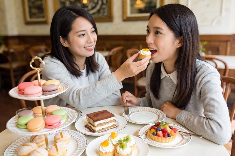 两位女士在咖啡馆分享甜点图片