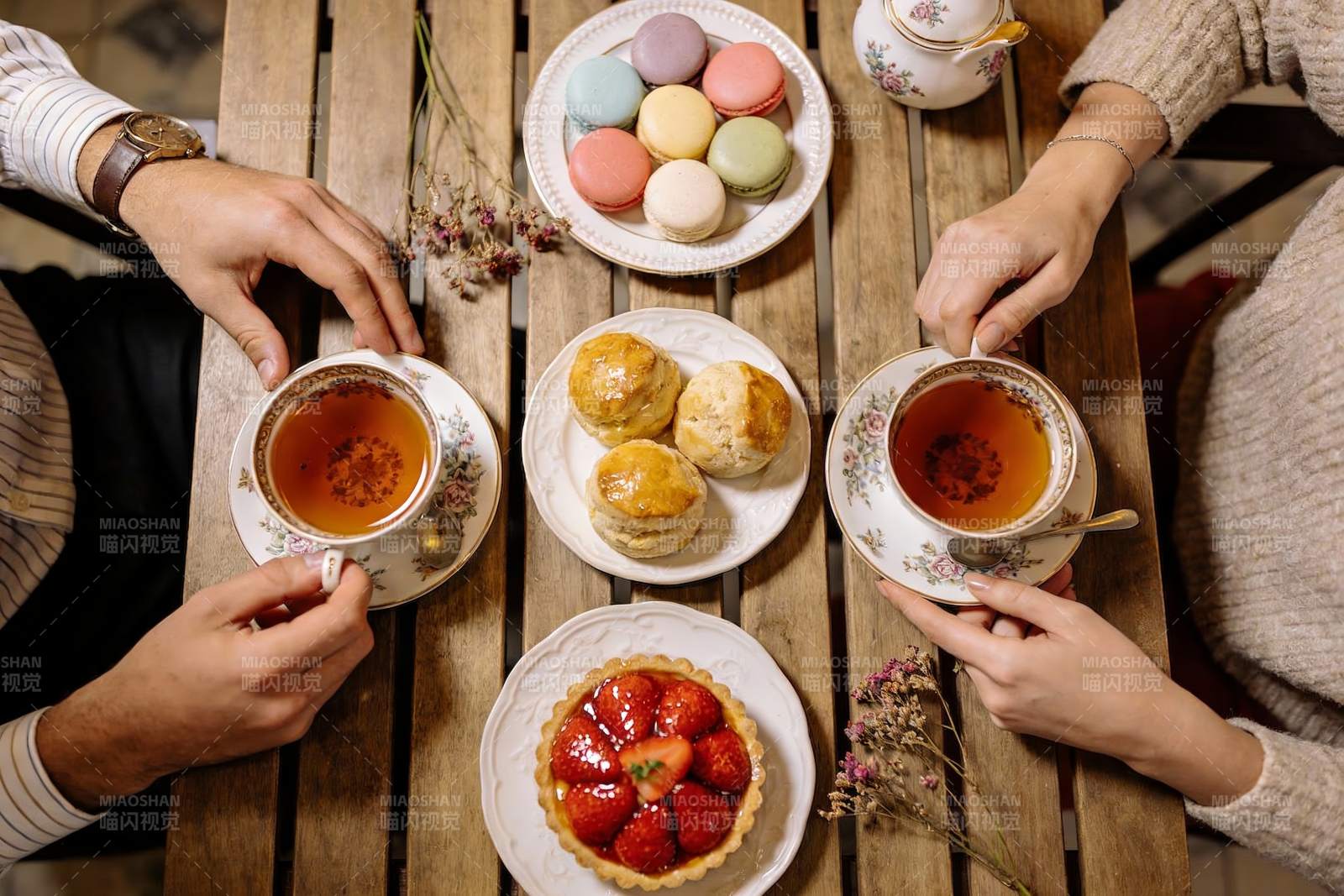 两人对坐茶点分享温馨时光图片