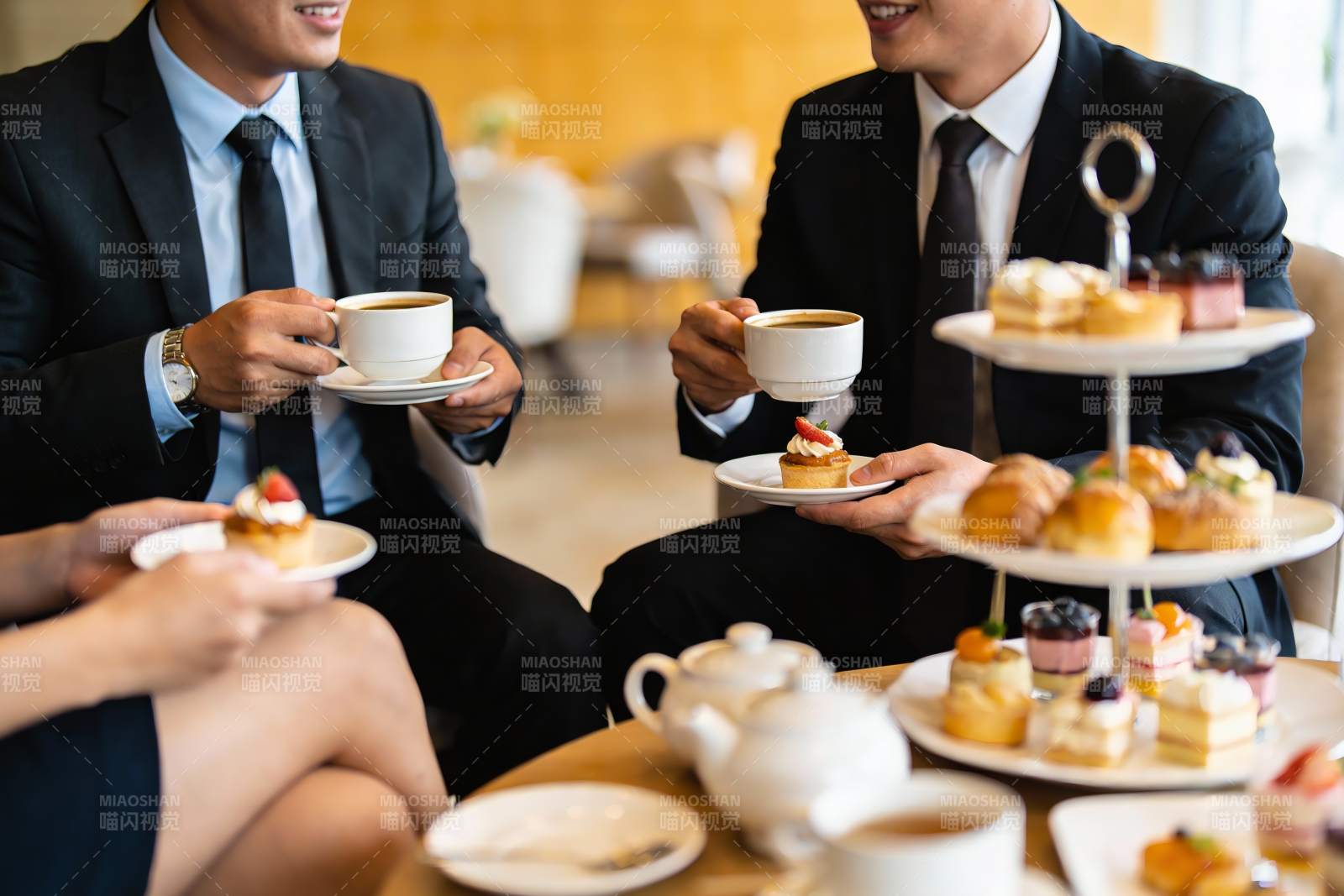 商务人士下午茶聚餐图片