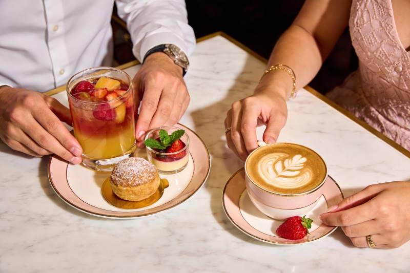 情侣共享下午茶时光图片